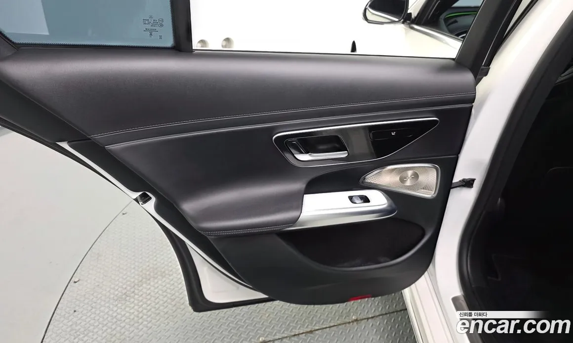 سيارة Mercedes-Benz معروضة من أوتوبان
