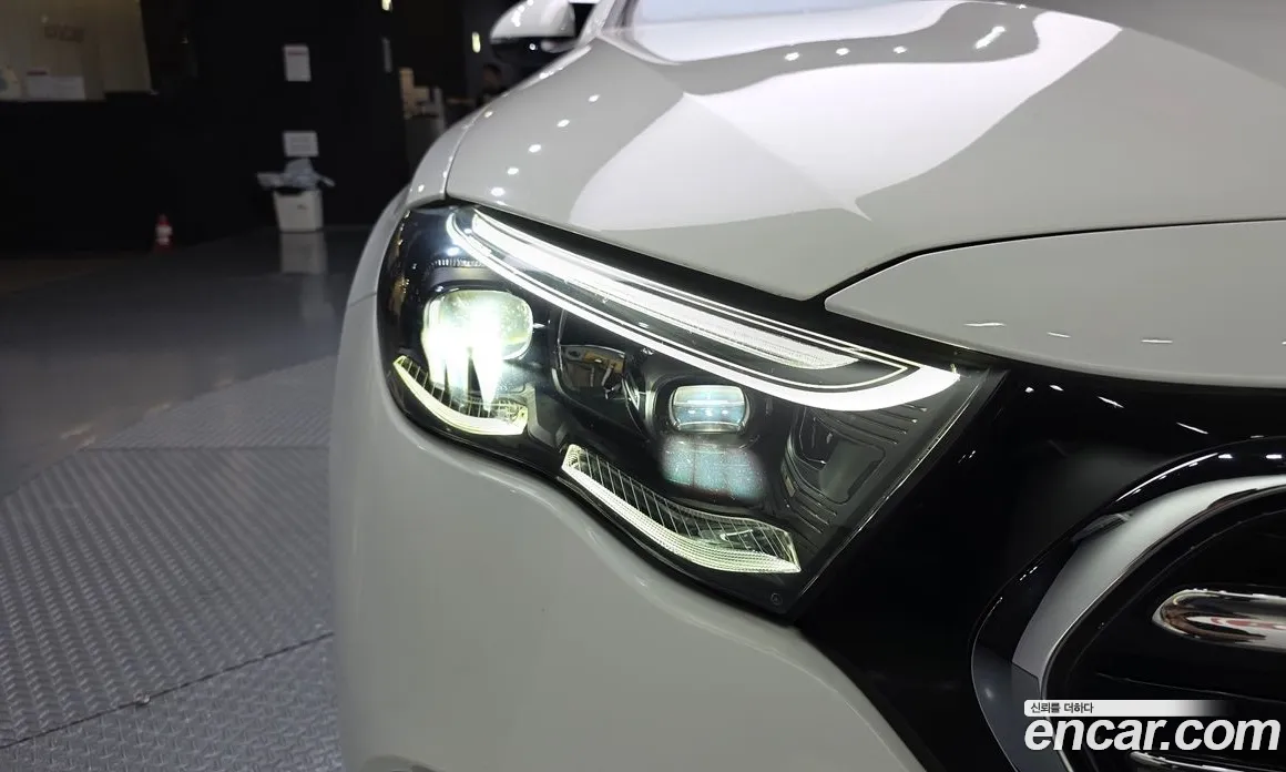 سيارة Mercedes-Benz معروضة من أوتوبان