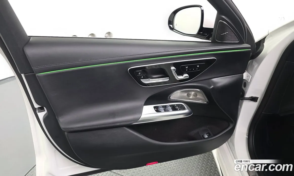 سيارة Mercedes-Benz معروضة من أوتوبان