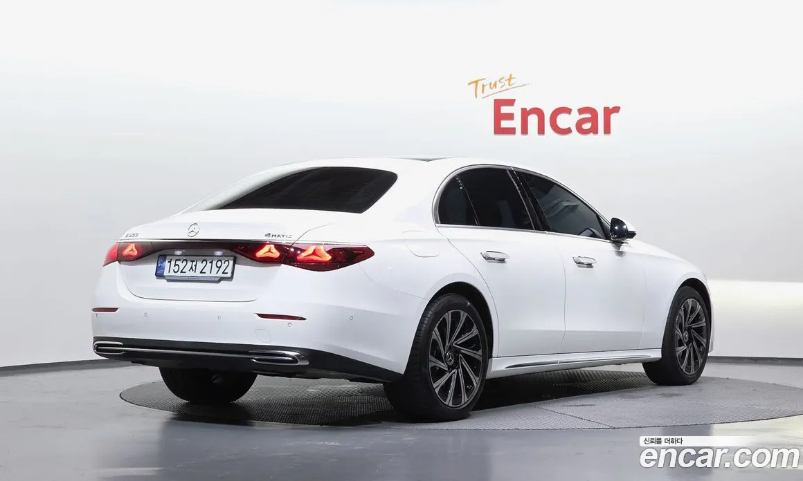 سيارة Mercedes-Benz معروضة من أوتوبان