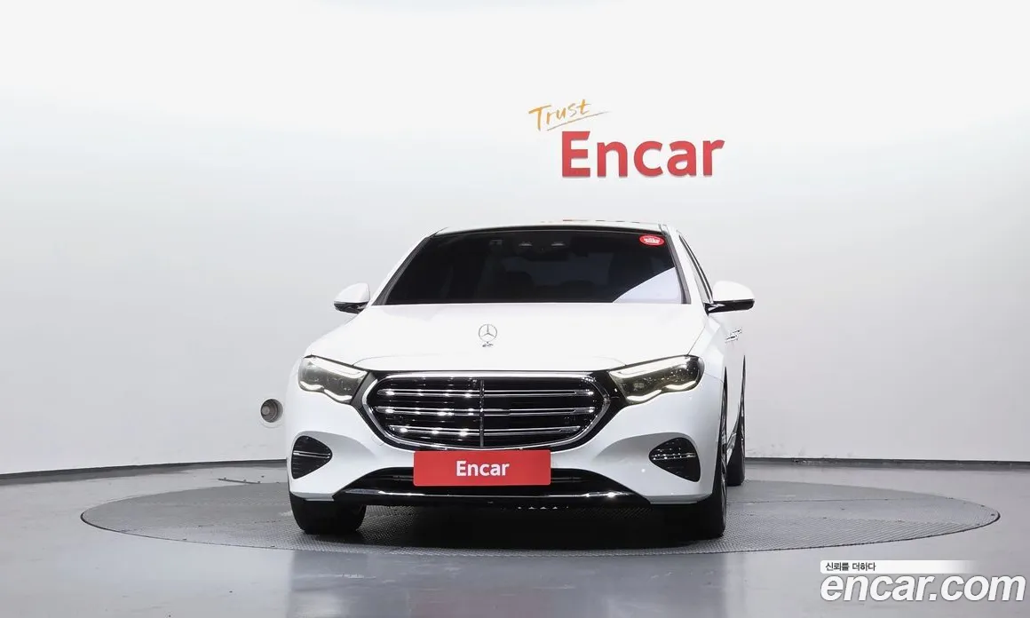 سيارة Mercedes-Benz معروضة من أوتوبان