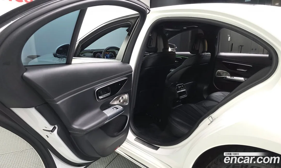 سيارة Mercedes-Benz معروضة من أوتوبان