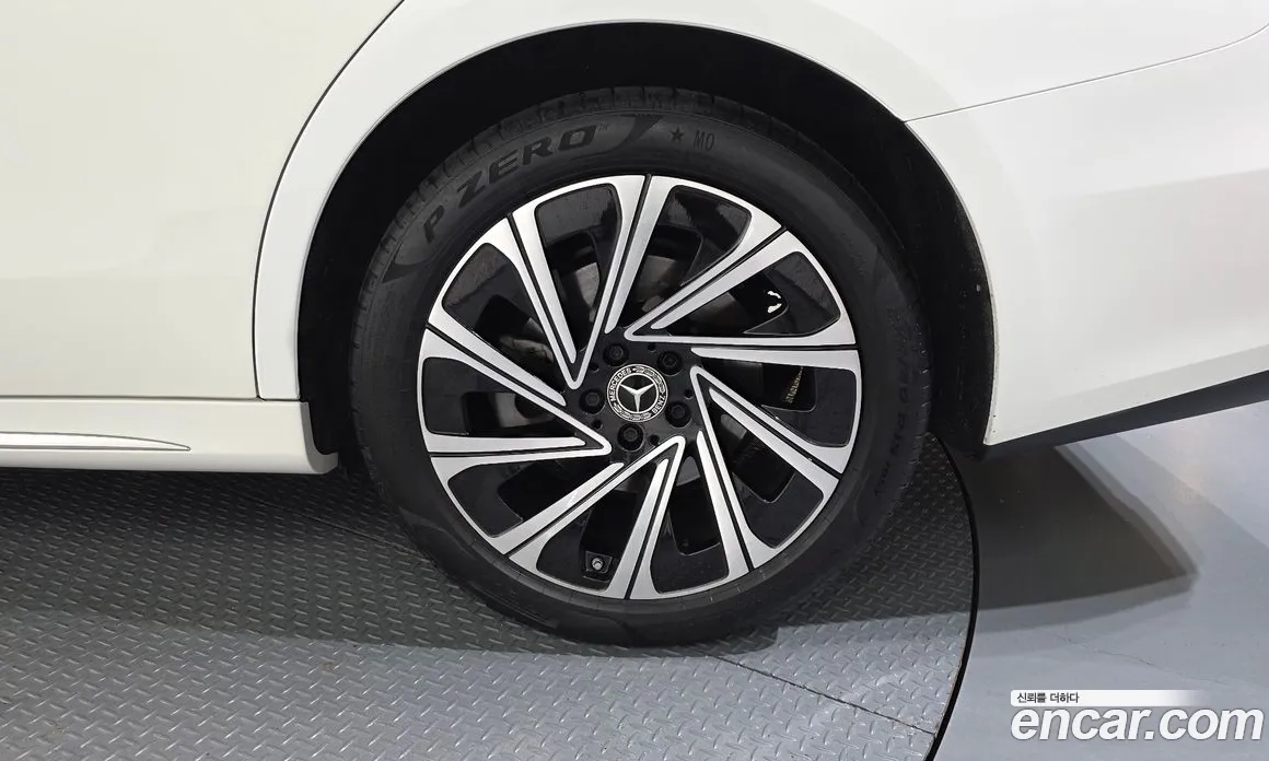 سيارة Mercedes-Benz معروضة من أوتوبان