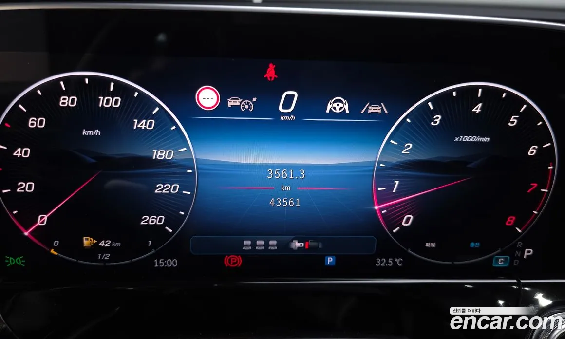 سيارة Mercedes-Benz معروضة من أوتوبان