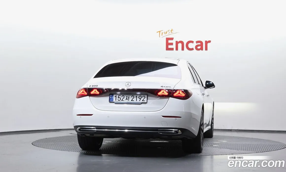 سيارة Mercedes-Benz معروضة من أوتوبان