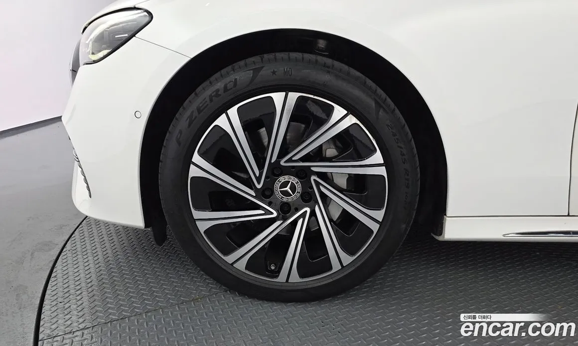 سيارة Mercedes-Benz معروضة من أوتوبان
