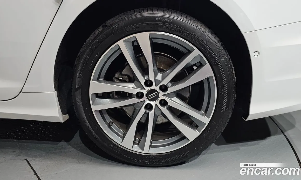 سيارة Audi معروضة من أوتوبان