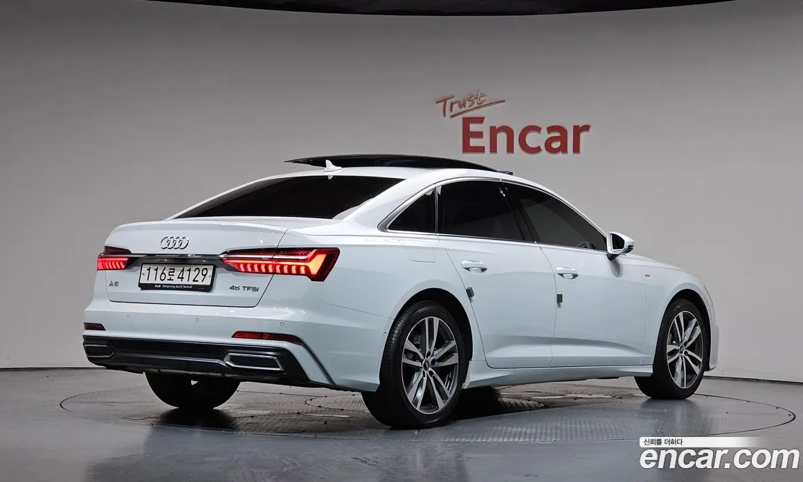 سيارة Audi معروضة من أوتوبان