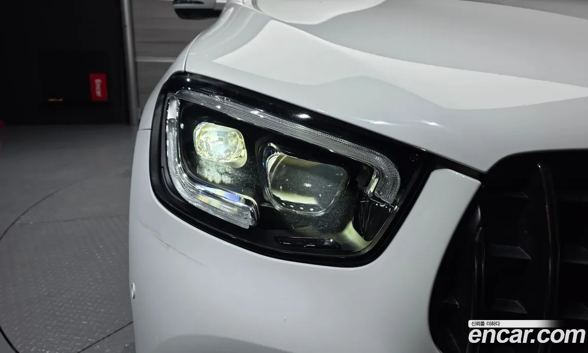 سيارة Mercedes-Benz معروضة من أوتوبان