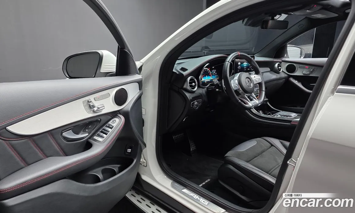 سيارة Mercedes-Benz معروضة من أوتوبان