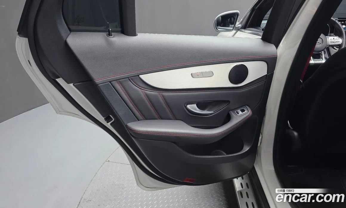 سيارة Mercedes-Benz معروضة من أوتوبان