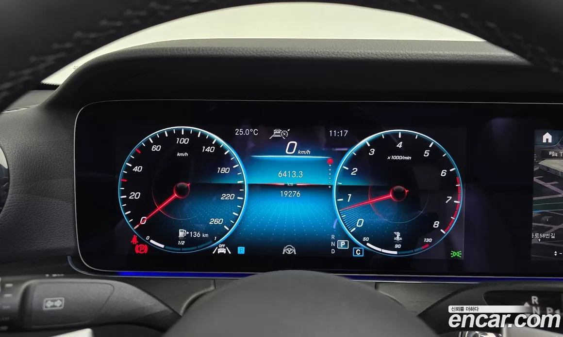 سيارة Mercedes-Benz معروضة من أوتوبان