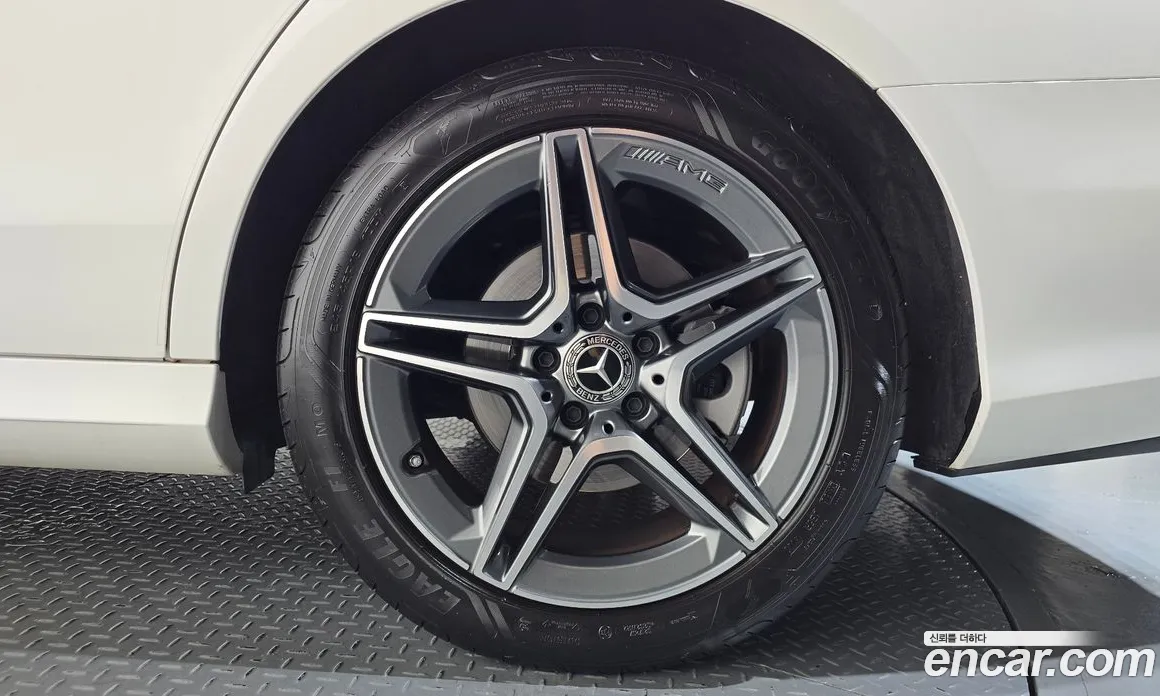 سيارة Mercedes-Benz معروضة من أوتوبان