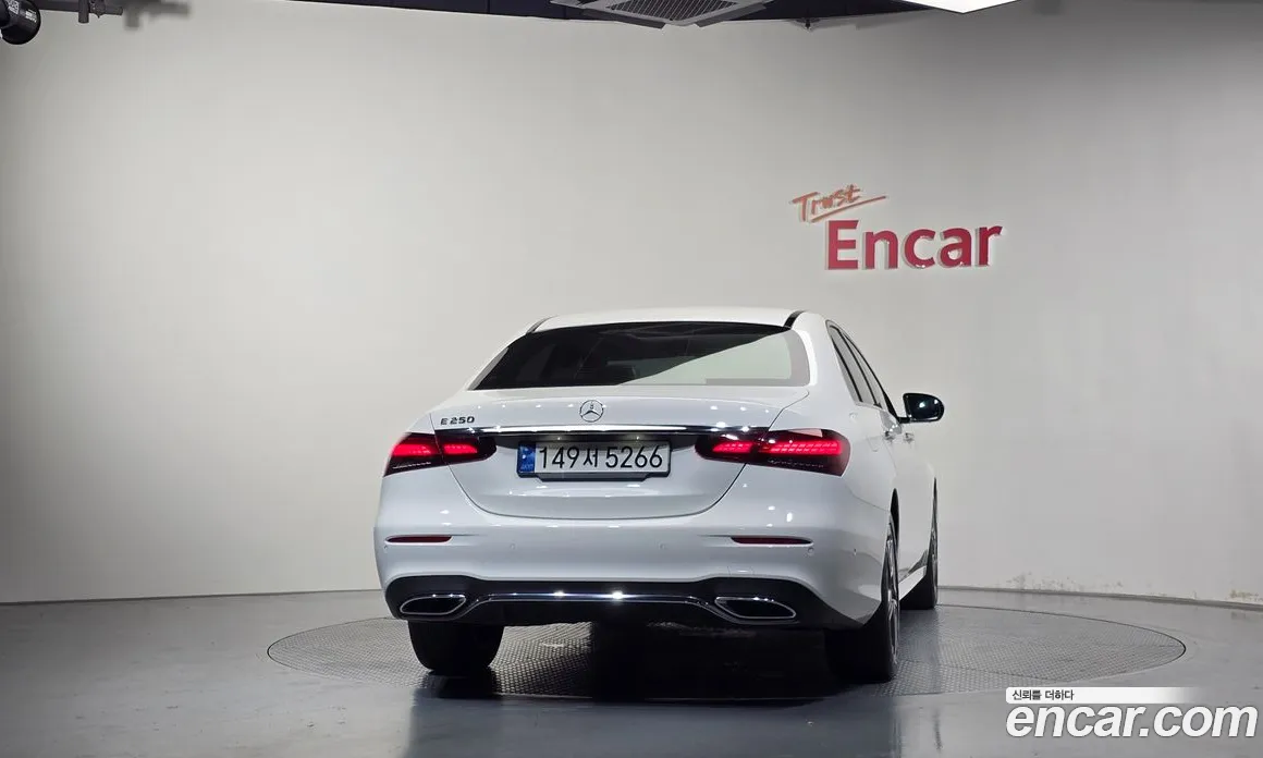 سيارة Mercedes-Benz معروضة من أوتوبان
