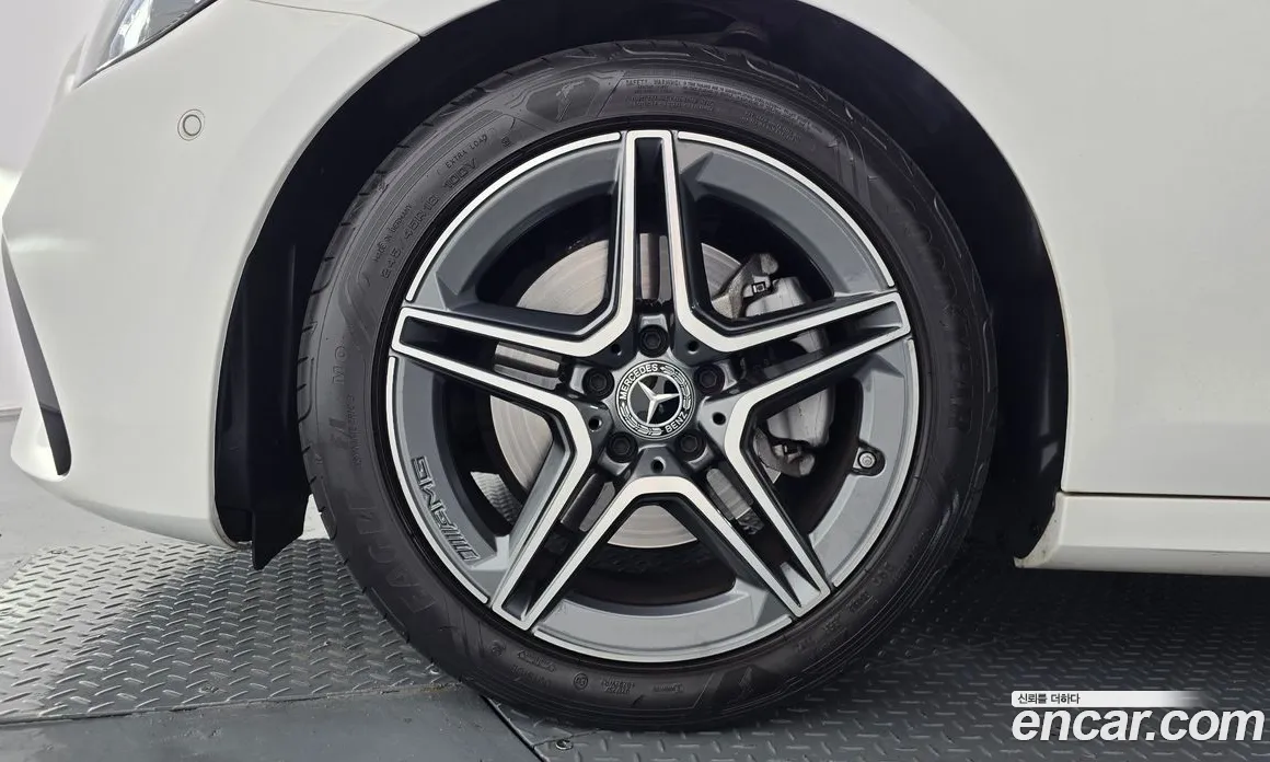 سيارة Mercedes-Benz معروضة من أوتوبان