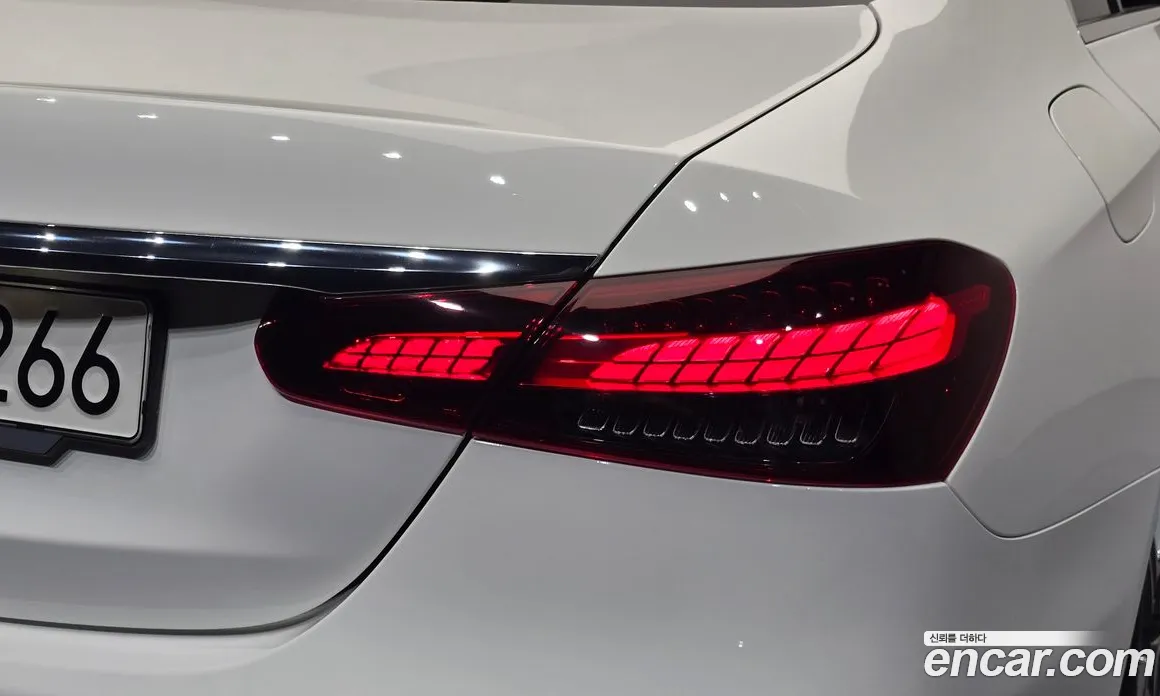سيارة Mercedes-Benz معروضة من أوتوبان