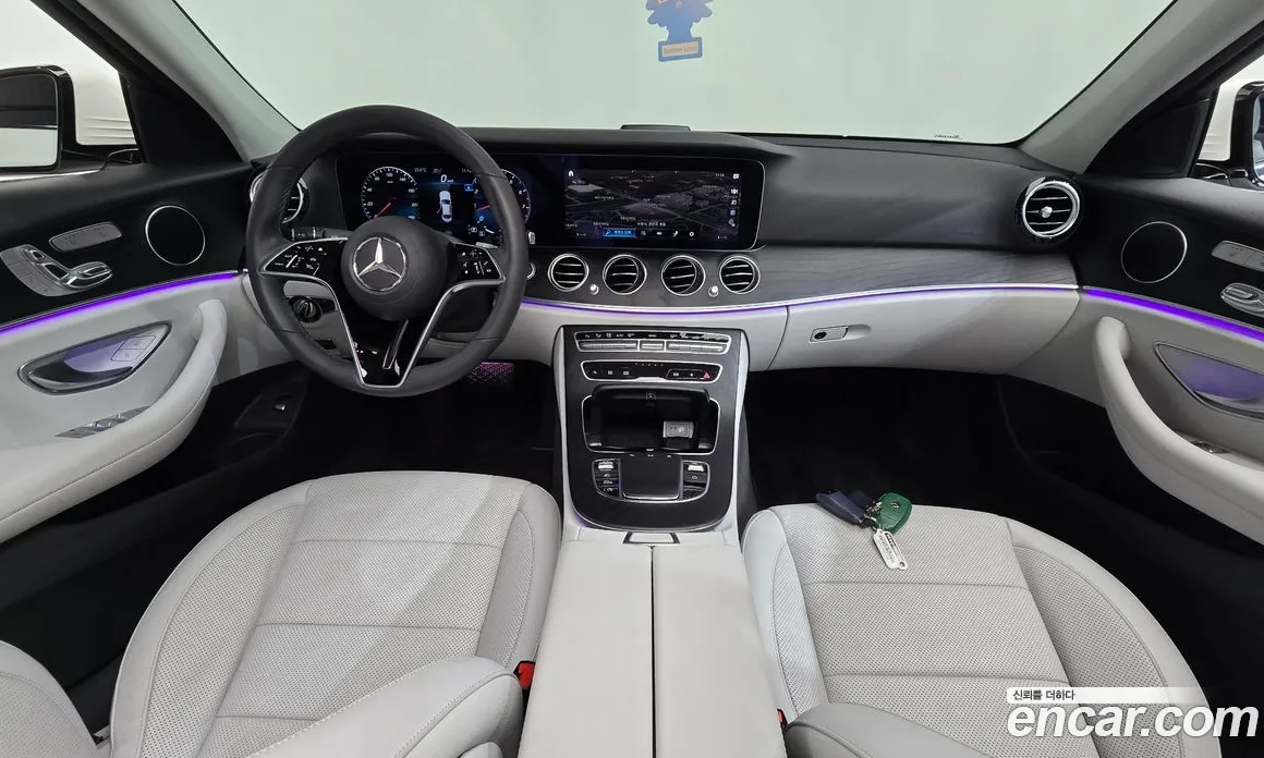 سيارة Mercedes-Benz معروضة من أوتوبان