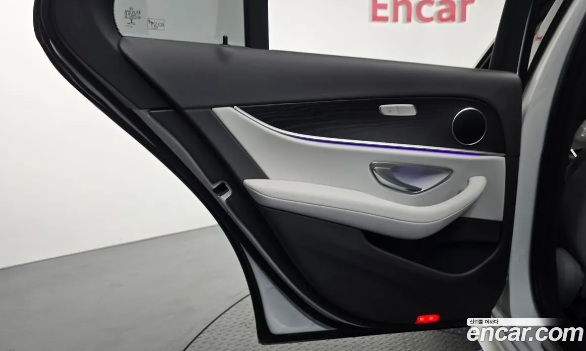 سيارة Mercedes-Benz معروضة من أوتوبان