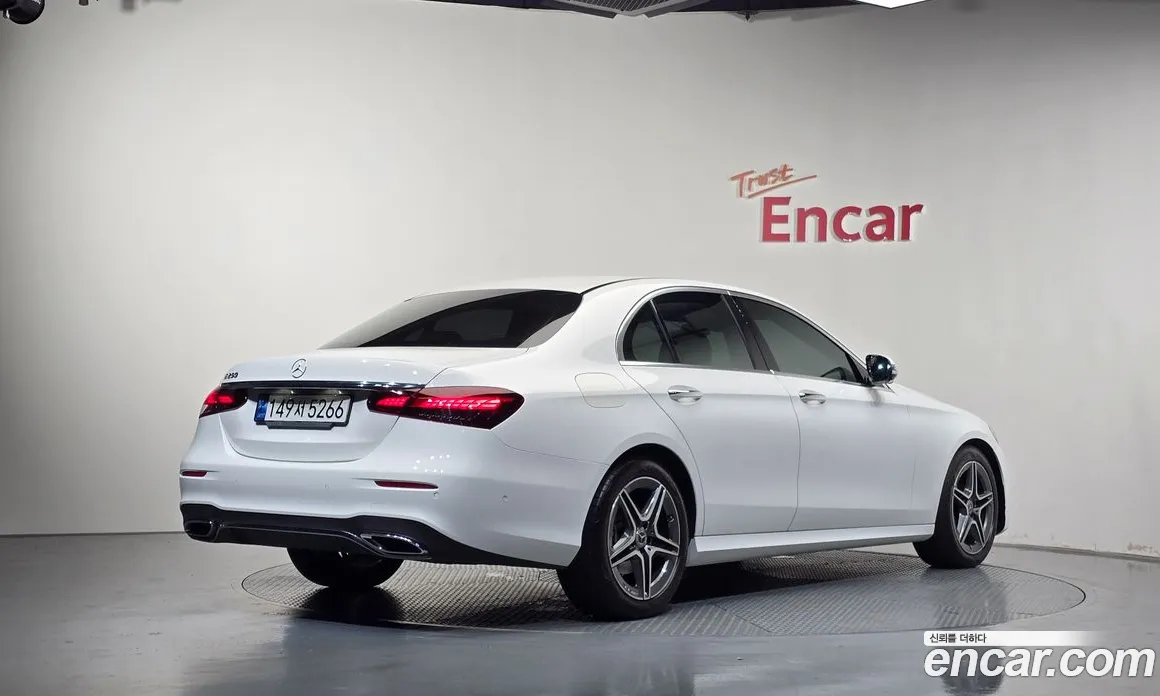 سيارة Mercedes-Benz معروضة من أوتوبان