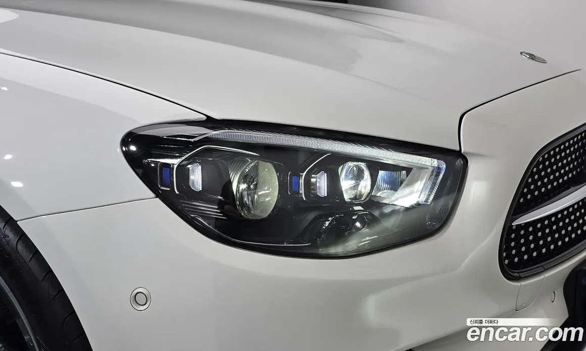 سيارة Mercedes-Benz معروضة من أوتوبان
