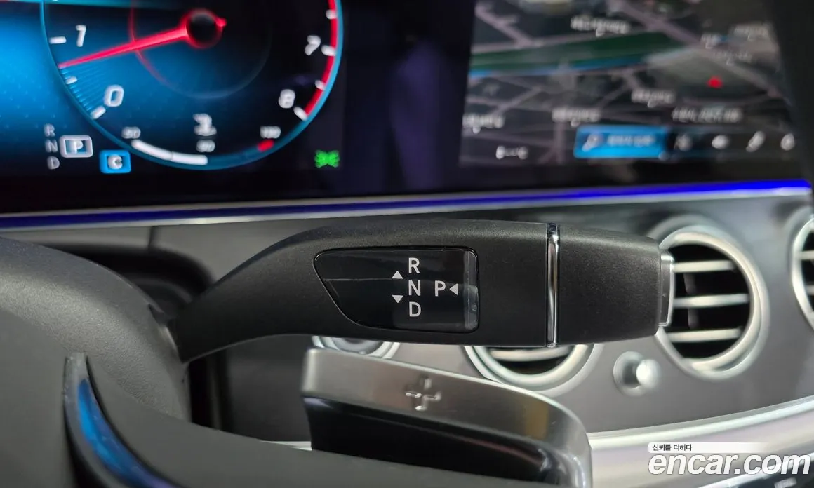 سيارة Mercedes-Benz معروضة من أوتوبان
