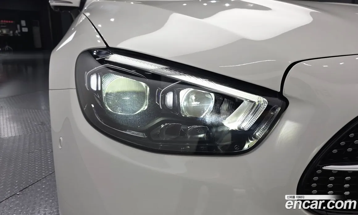 سيارة Mercedes-Benz معروضة من أوتوبان