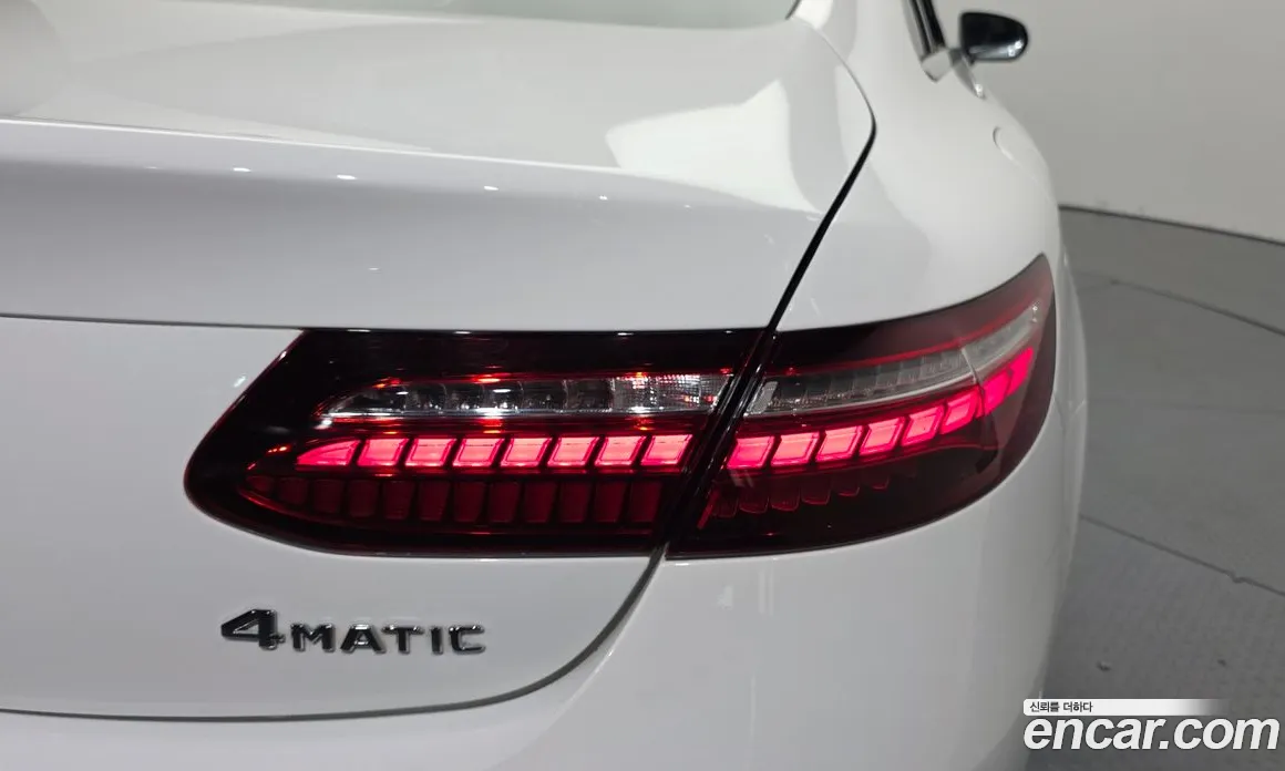 سيارة Mercedes-Benz معروضة من أوتوبان