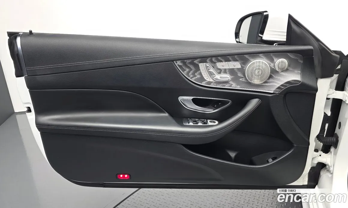سيارة Mercedes-Benz معروضة من أوتوبان
