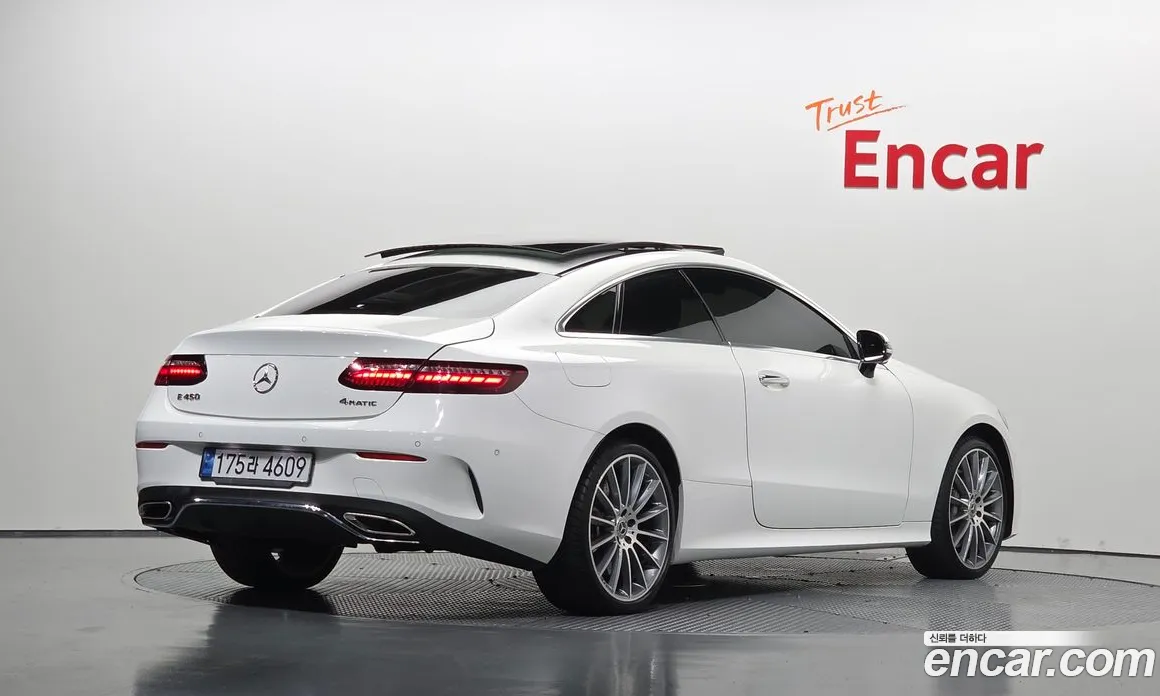 سيارة Mercedes-Benz معروضة من أوتوبان
