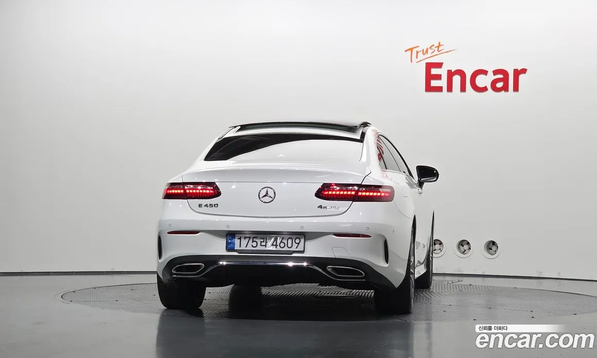 سيارة Mercedes-Benz معروضة من أوتوبان