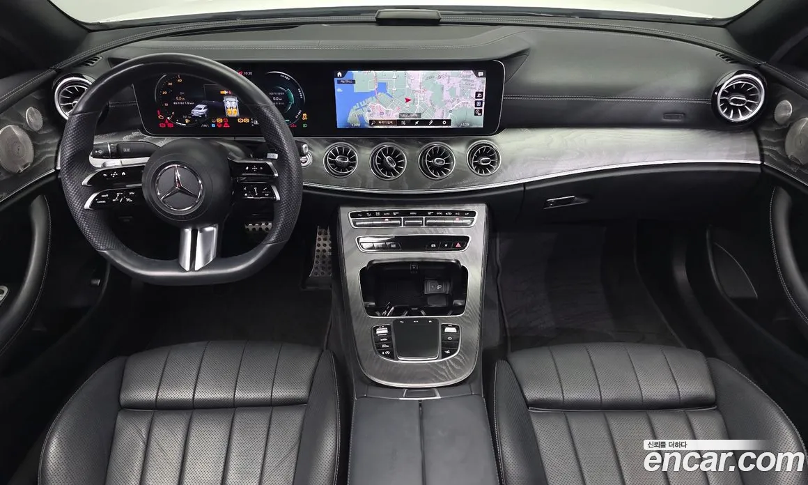 سيارة Mercedes-Benz معروضة من أوتوبان