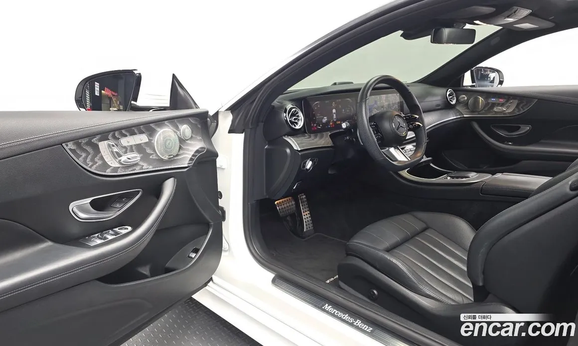 سيارة Mercedes-Benz معروضة من أوتوبان