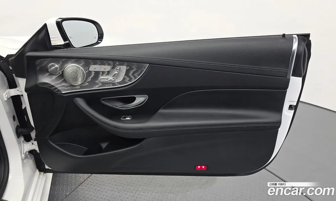سيارة Mercedes-Benz معروضة من أوتوبان