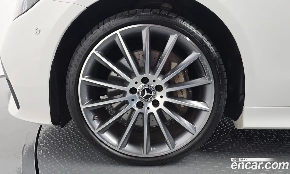 سيارة Mercedes-Benz معروضة من أوتوبان